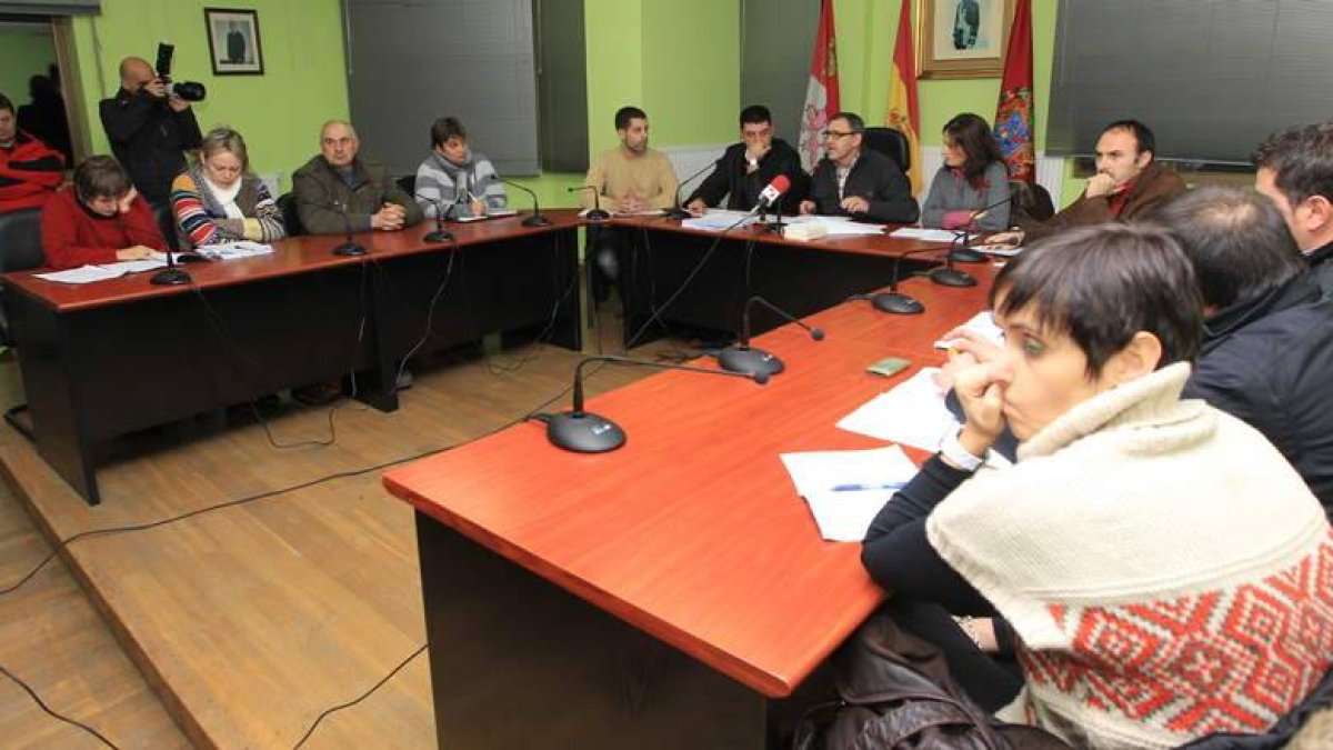 La imagen muestra uno de los últimos plenos celebrados en Cacabelos.