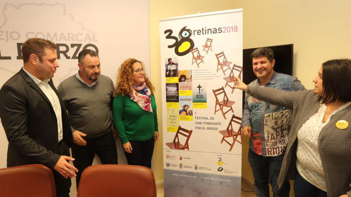 Los promotores y organizadores, ayer con el cartel del programa ‘38 Retinas 2018’. L. DE LA MATA
