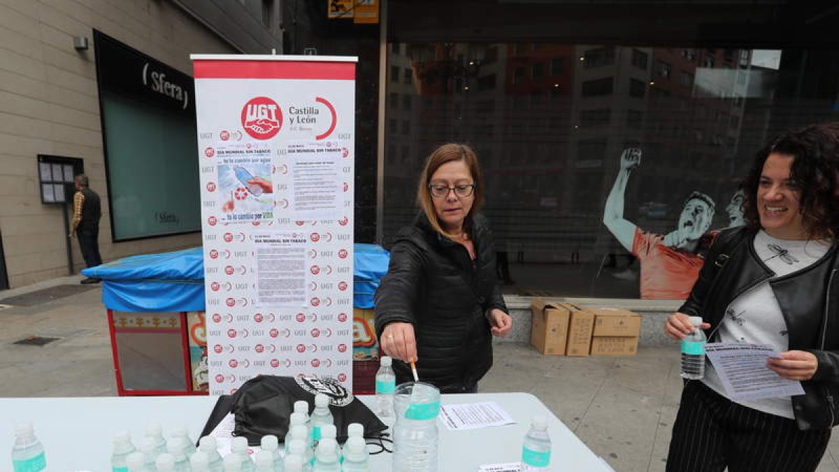 UGT cambiaba ayer cigarrillos por botellines de agua. ANA F. BARREDO