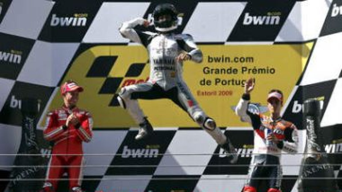 Jorge Lorenzo celebra su victoria en el podio junto a Casey Stoner y Dani Pedrosa.