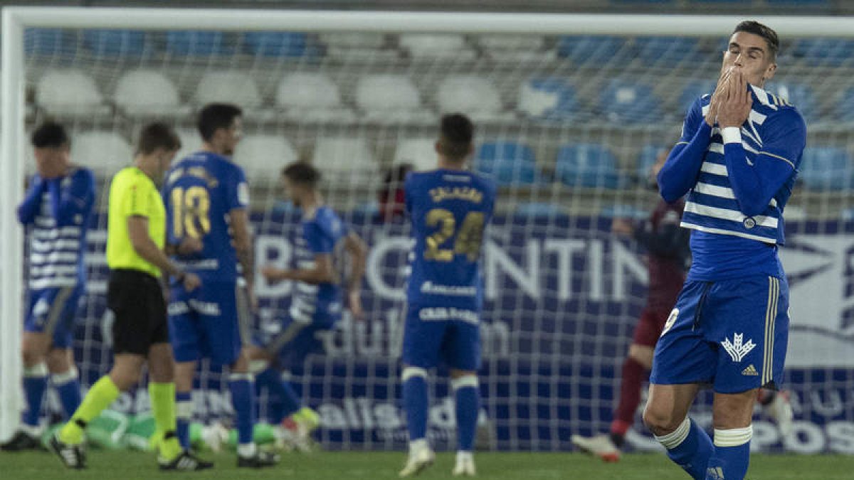 Edu Espiau adelantó a la Deportiva con su primer gol del campeonato, pero marró la ocasión más clara en un mano a mano contra el portero Andrés Fernández. L. DE LA MATA