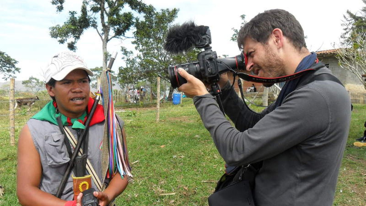 El francés Roméo Langlois trabajando en la región de Cauca.