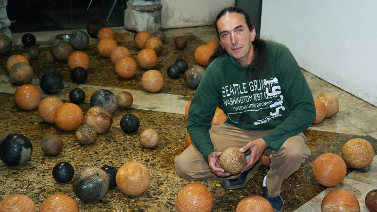 El ceramista y escultor Andrés Oslé, con su nueva instalación en el patio de Don Gutierre.