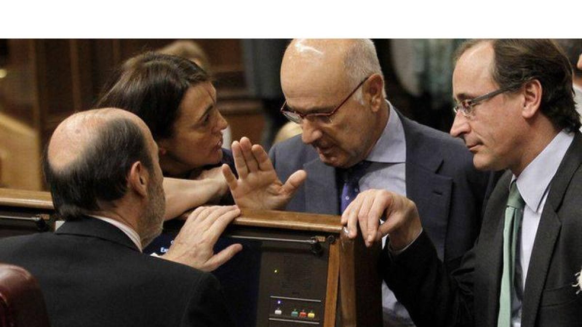 De izquierda a derecha, Alfredo Pérez Rubalcaba, Soraya Rodríguez, Josep Antoni Duran Lleida i Alfonso Alonso.