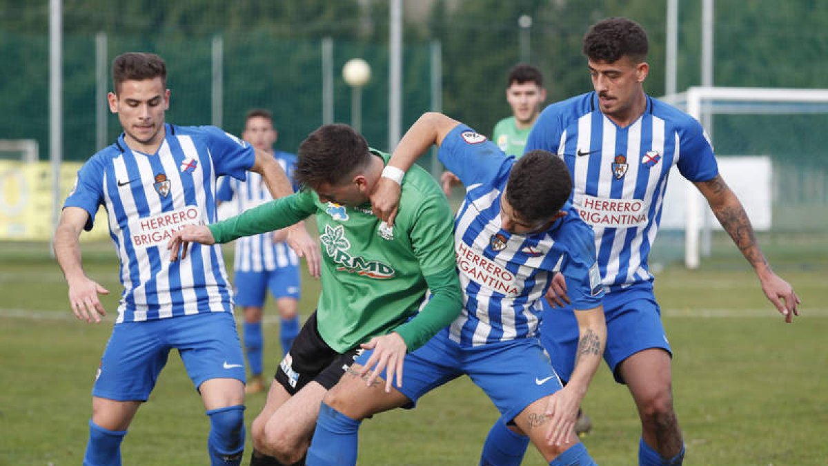 El derbi protagonizado por capitalinos y bercianos acabó en tablas. JESÚS F. SALVADORES