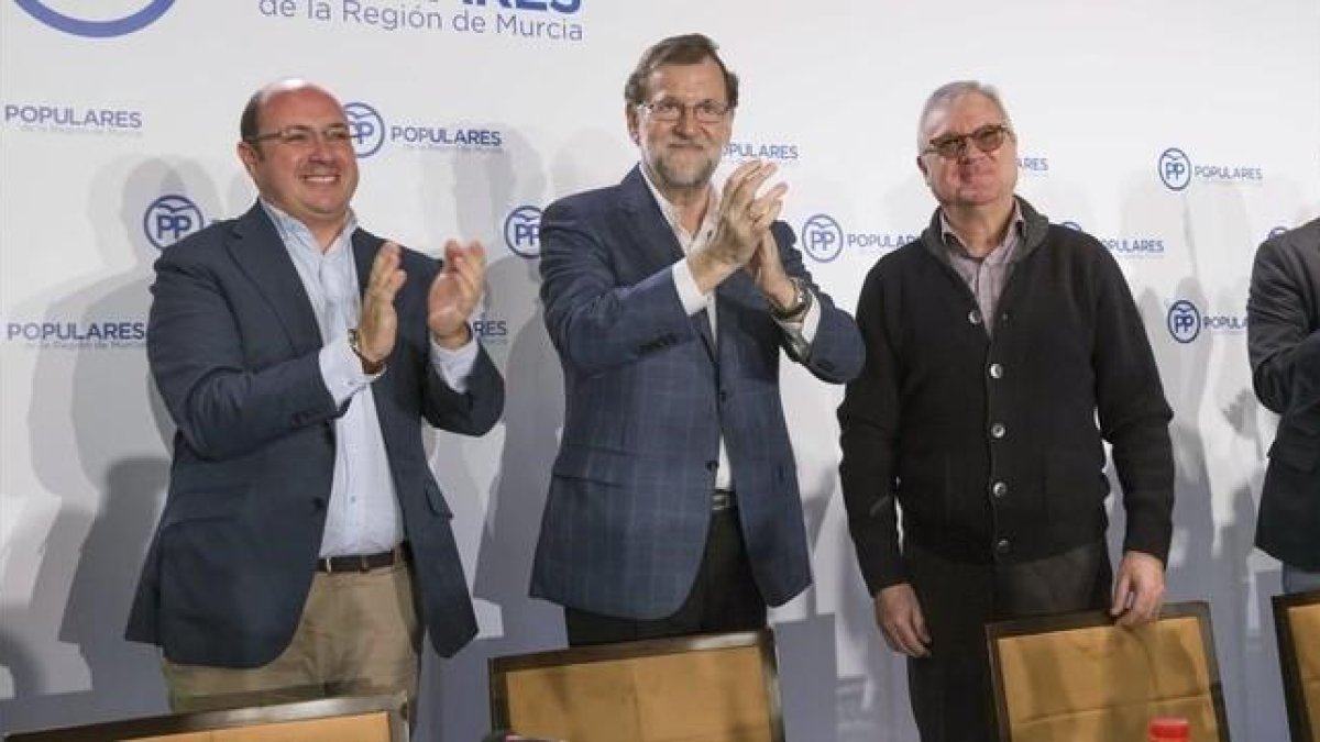 Mariano Rajoy este sábado en Murcia junto a los dirigentes regionales del PP.