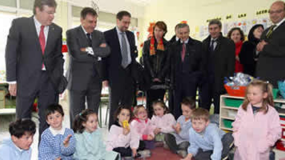 Fernández Santiago y Juan José Mateos durante su visita al colegio público de Belorado (Burgos) dond