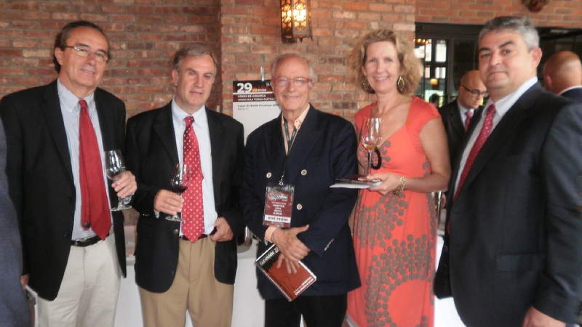 Miguel Gómez Acebes, Víctor Robla, José Peñín, Katrin Nealapaa y Adolfo Gatell en Nueva York.