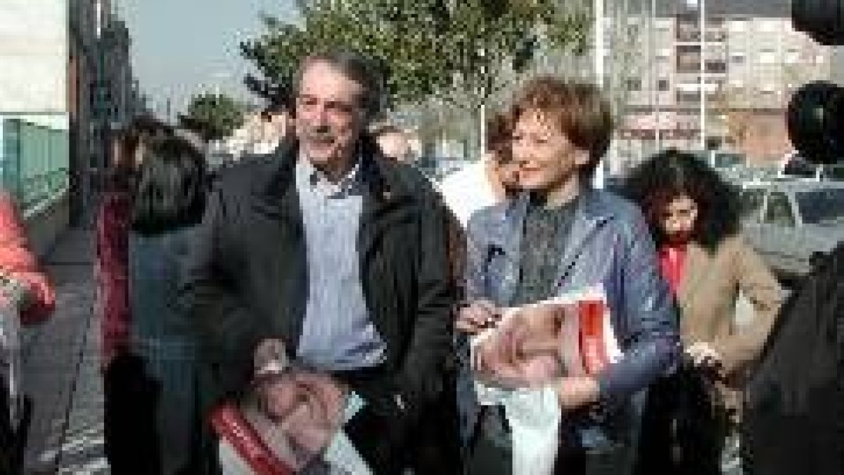 Antonio Canedo y Charo Velasco, ayer, durante su visita al barrio de Cuatrovientos