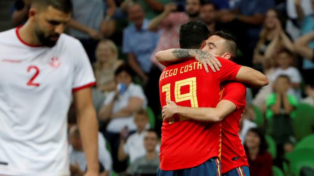 Diego Costa celebra con Iago Aspas el gol que marcó el gallego ante Túnez. JAVIER ETXEZARRETA