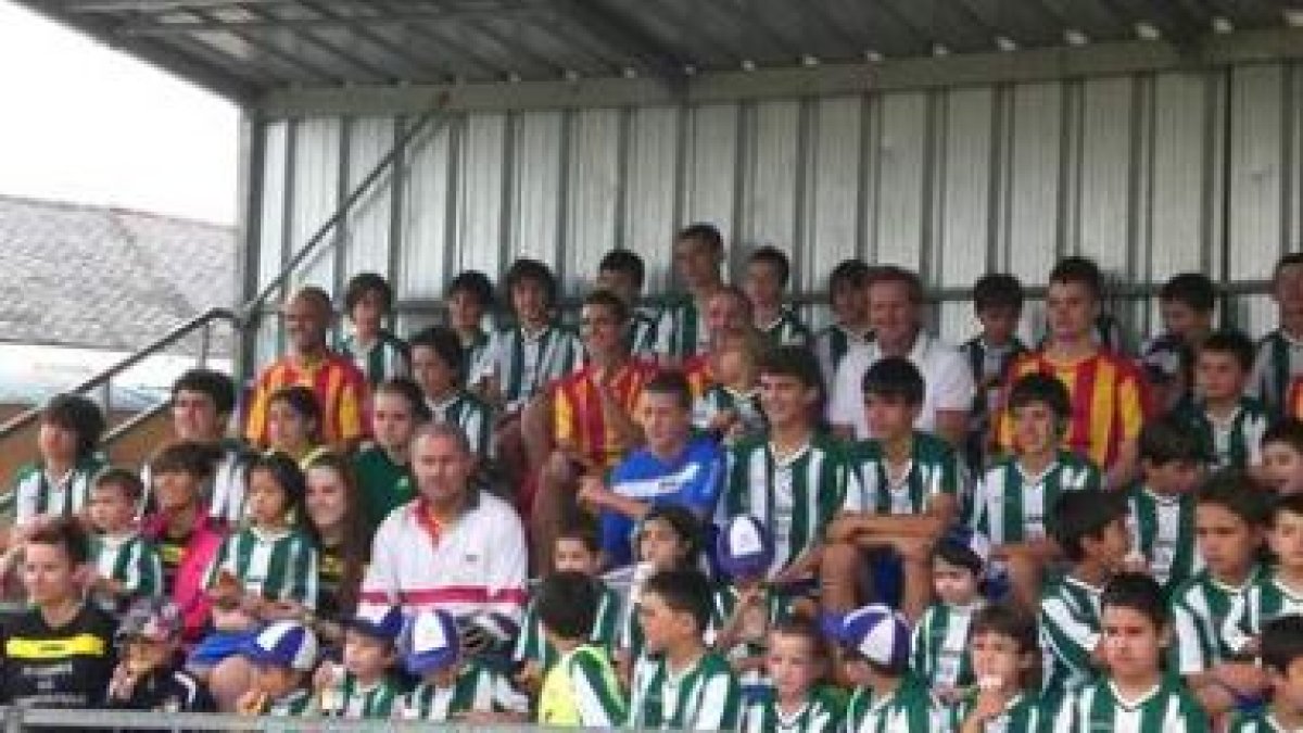 Schuster fue la gran atracción entre los niños del campus.