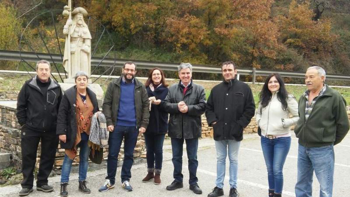Los candidatos, ayer junto a la estatua del peregrino en La Portela.