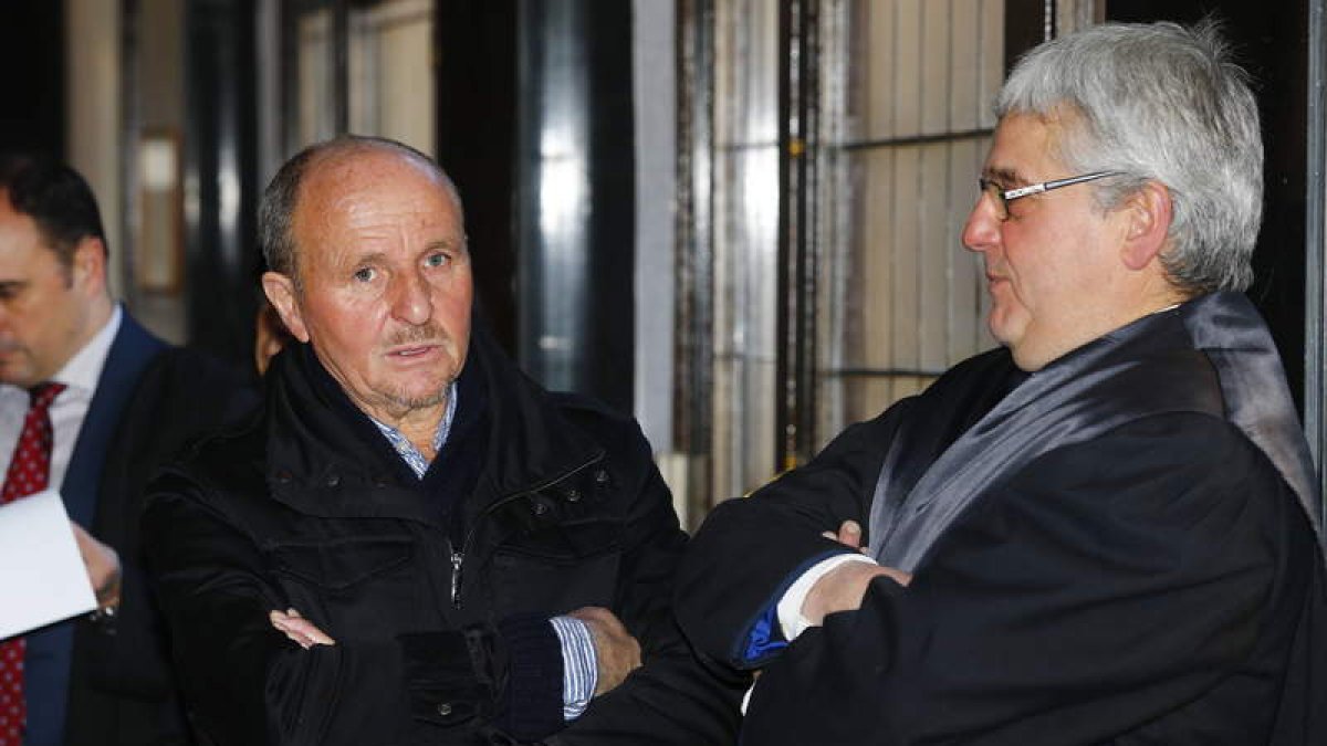 Faustino Pérez, a la izquierda, ayer en la Audiencia Provincial junto a su abogado.