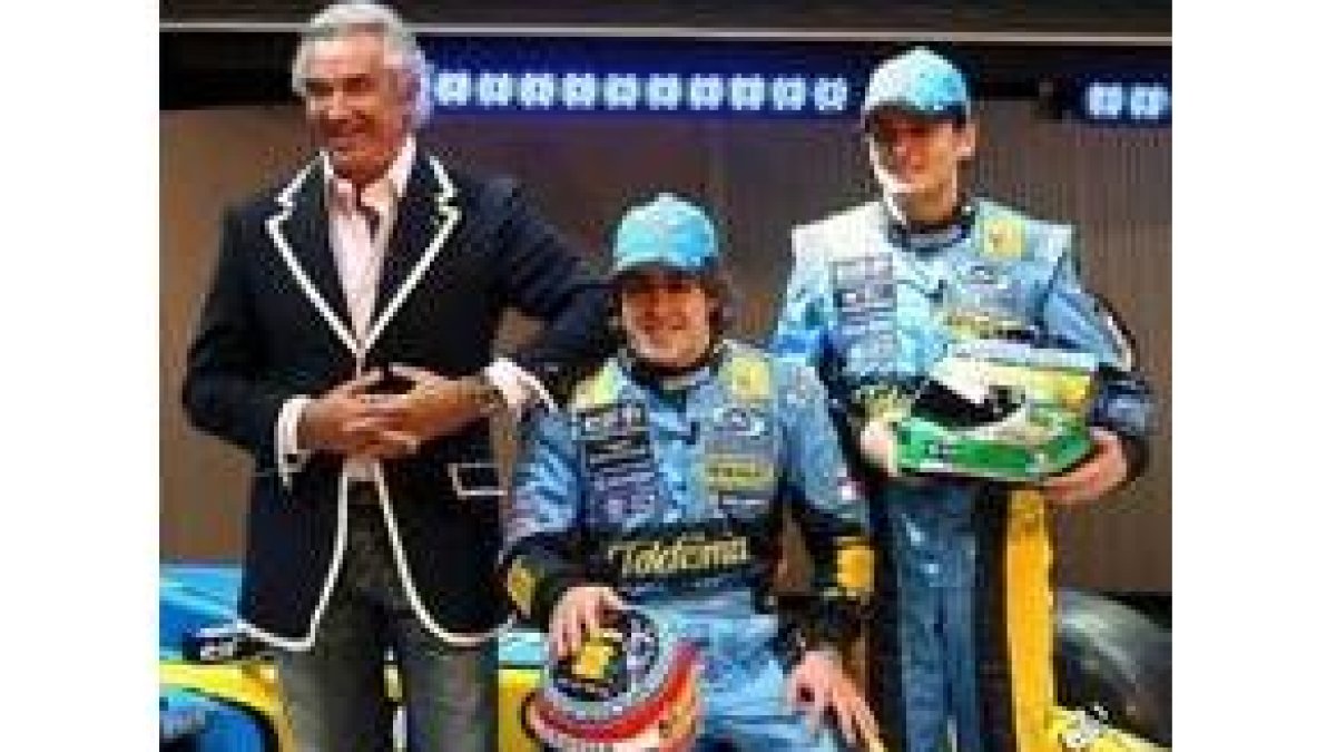 Fernando Alonso, flanqueado por Flavio Briatore y Fisichella