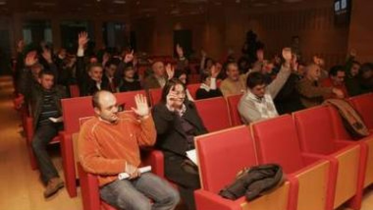 Los consejeros, durante una de las votaciones de la sesión plenaria celebrada ayer en la Ciuden
