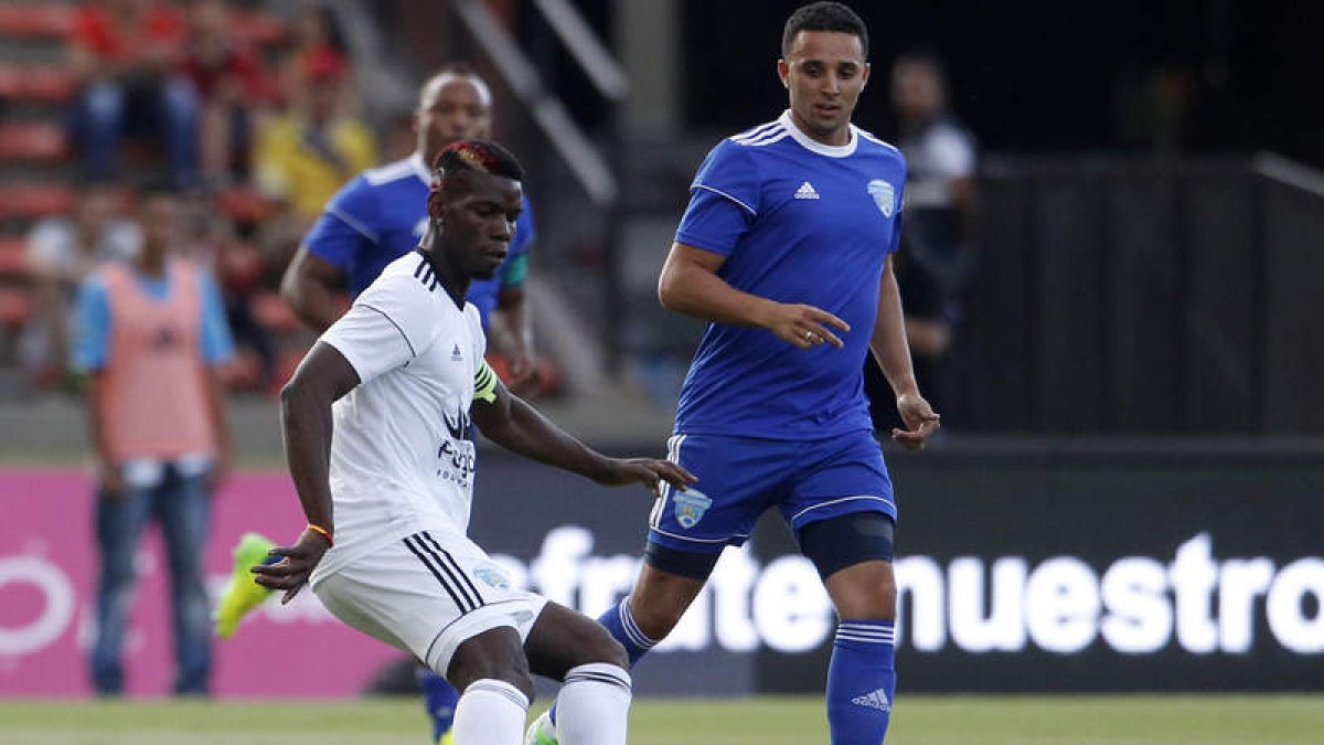 Ouasim Bouy, junto a Pogba, en un partido solidario celebrado en el mes de junio. NORIEGA