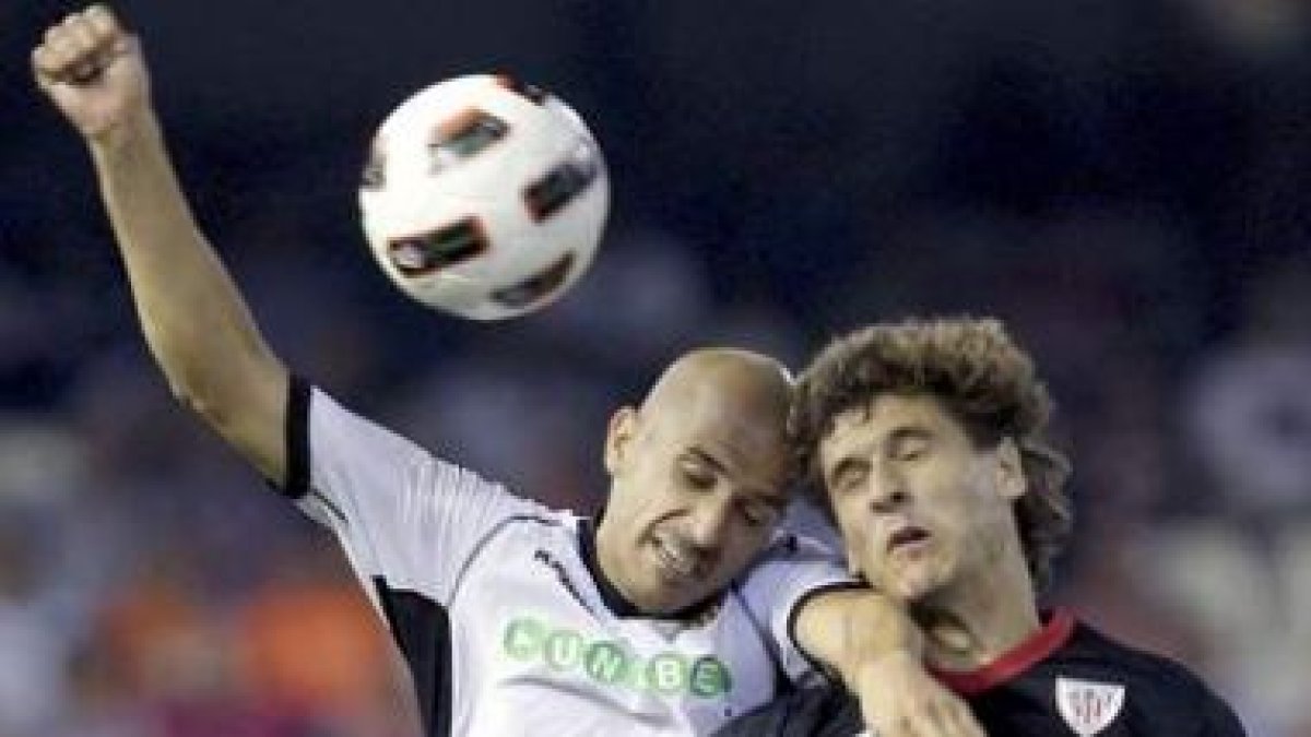 Bruno Saltor lucha el balón aéreo con Llorente, a la derecha.