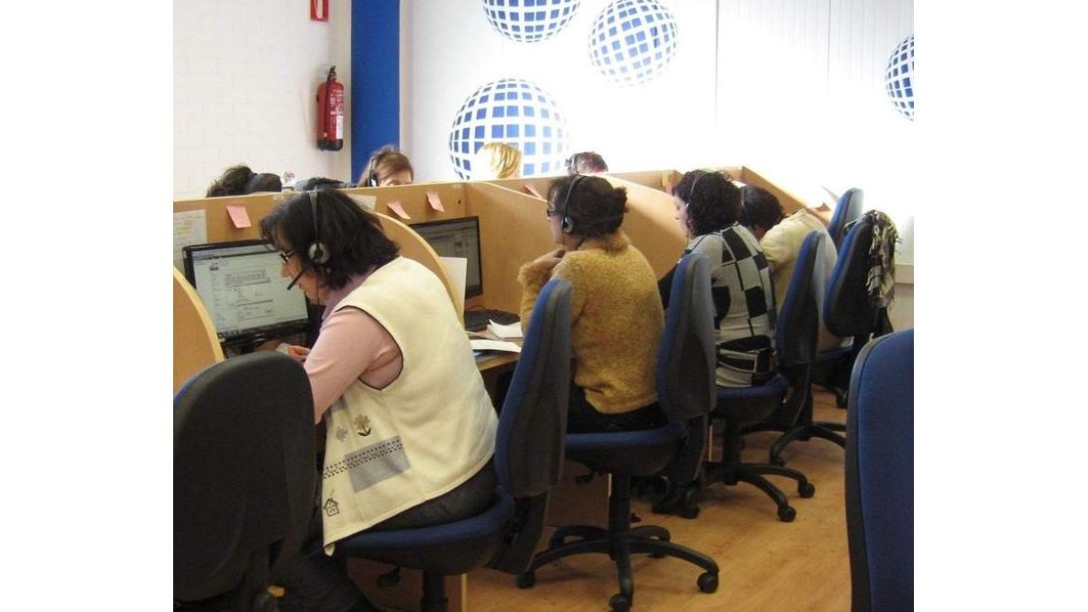 Varias trabajadores del call center CC&CC de Bembibre, en una imagen de archivo.
