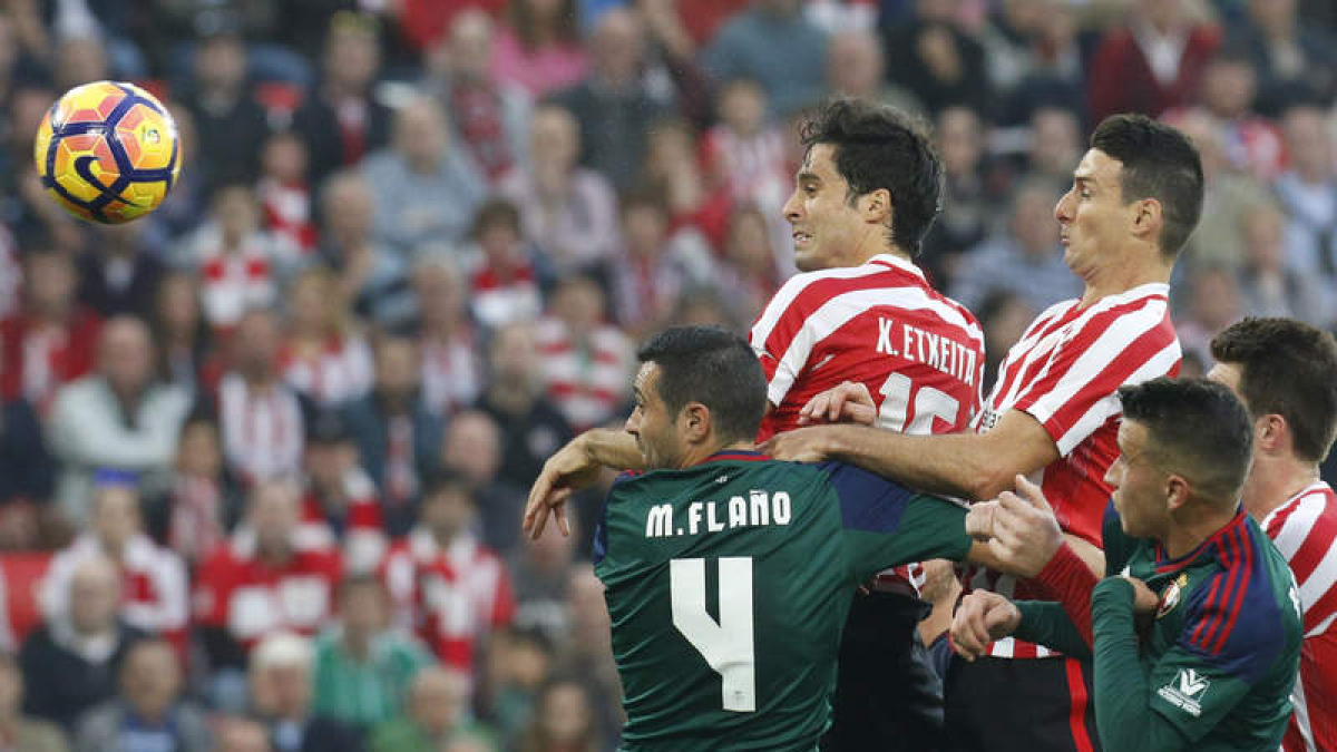 Athletic y Osasuna rubrican en San Mamés un empate justo. LUIS TEJIDO
