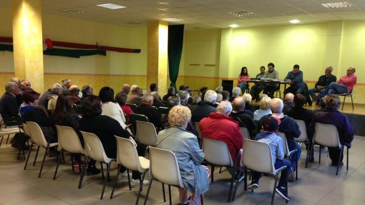 Concejo en el que los vecinos decidieron adoptar medidas para que el párroco fuera cesado. DL