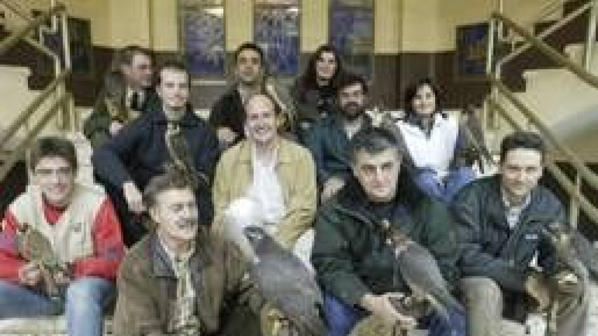 Javier Ceballos, autor del documental, junto con las aves y unas «buenas piezas»