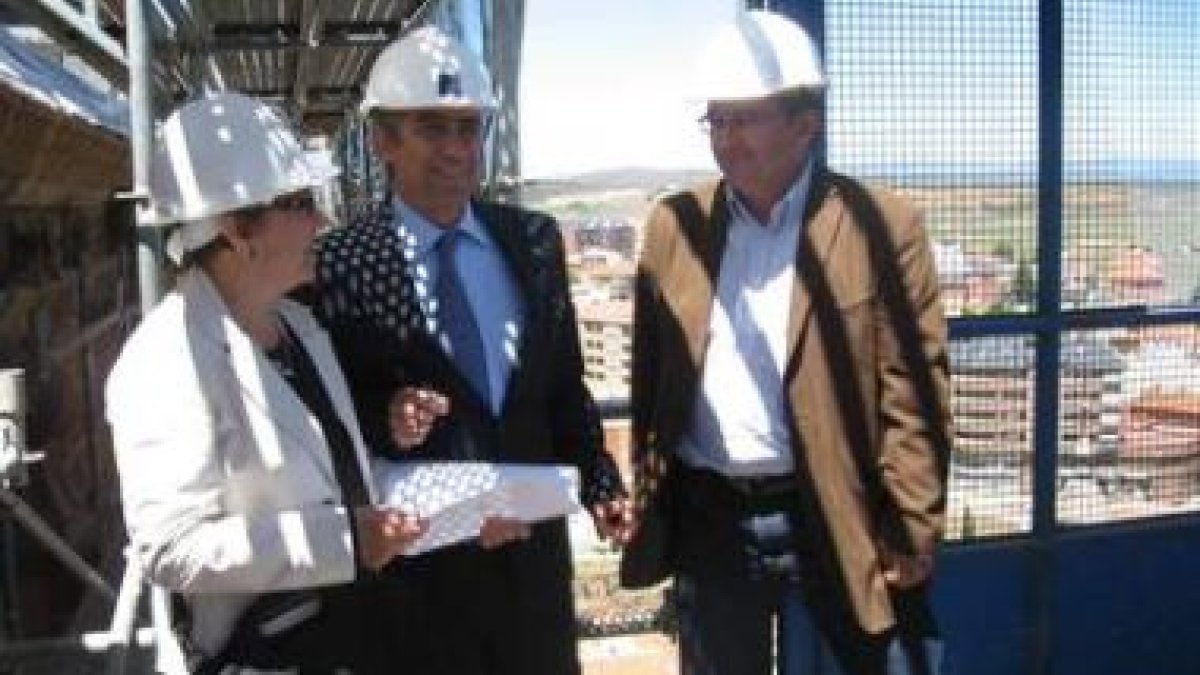 Amelia Biain, Jesús Álvarez Courel y Antonio Paniagua salen del ascensor para visitar la obra de la