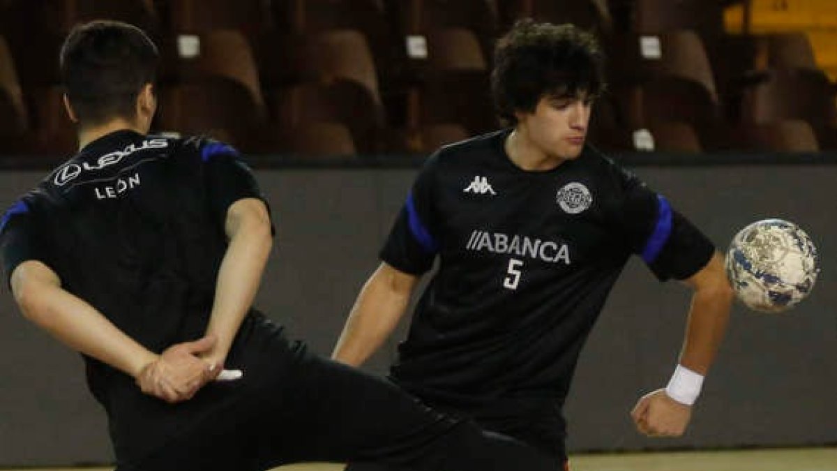 El Abanca Ademar, en un entrenamiento en el Palacio. FERNANDO OTERO