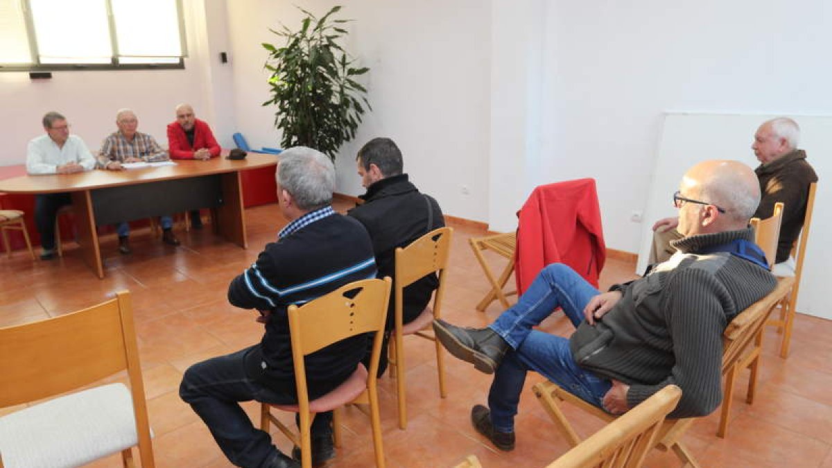 La coordinadora, cuestionada por los concejales, se reunió en Santo Tomás de las Ollas. L. DE LA MATA