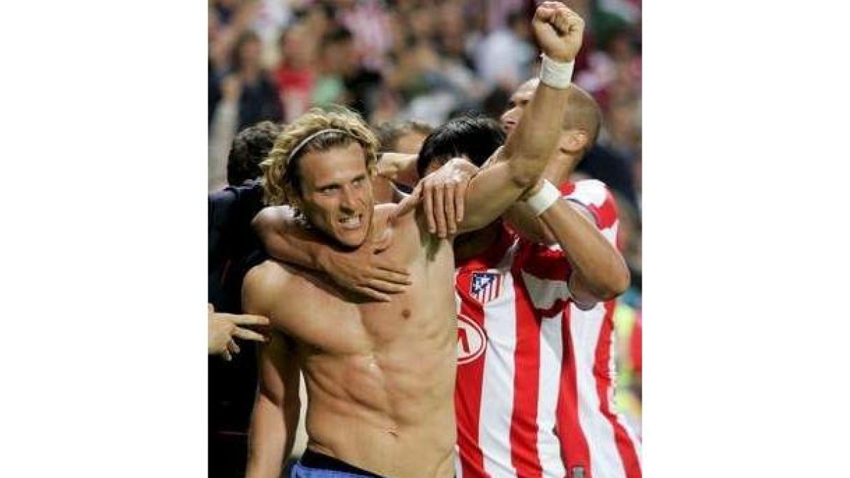 Diego Forlán celebra exultante el triunfo del Atlético frente el Espanyol