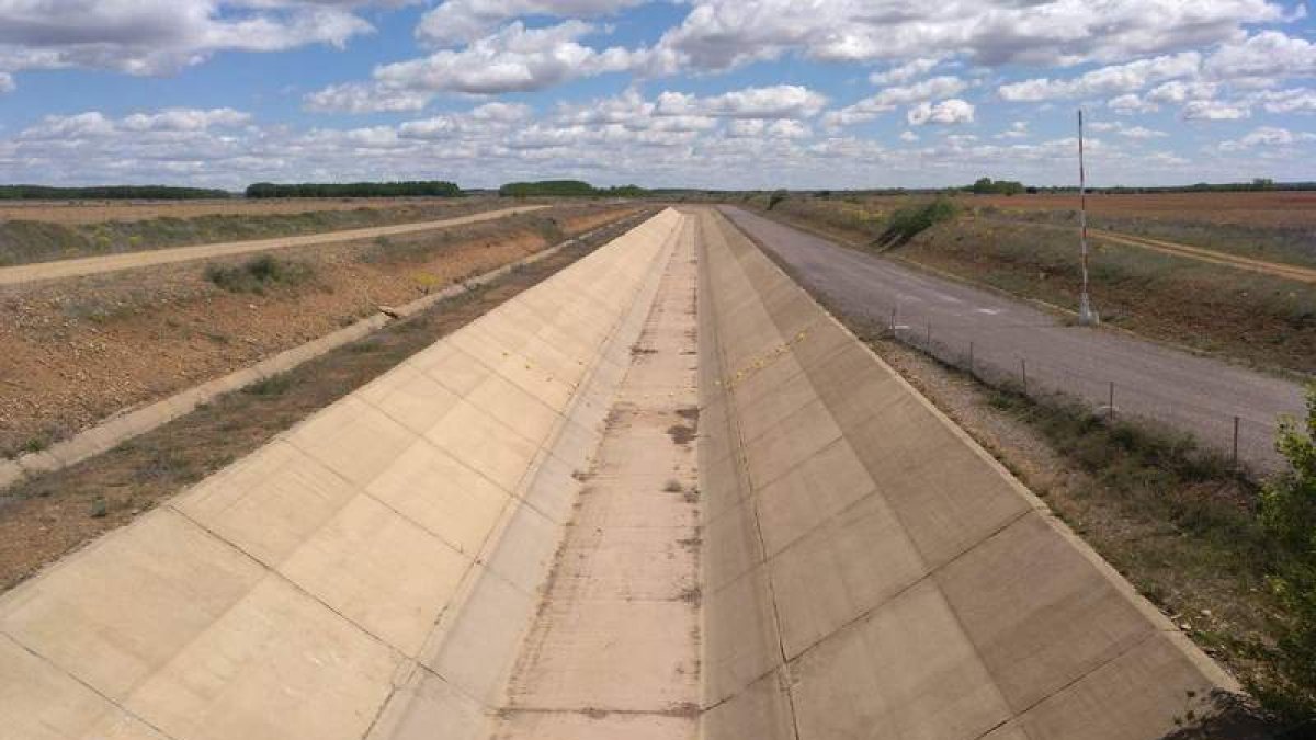 Una vista del canal, que permanece completamente seco. DL