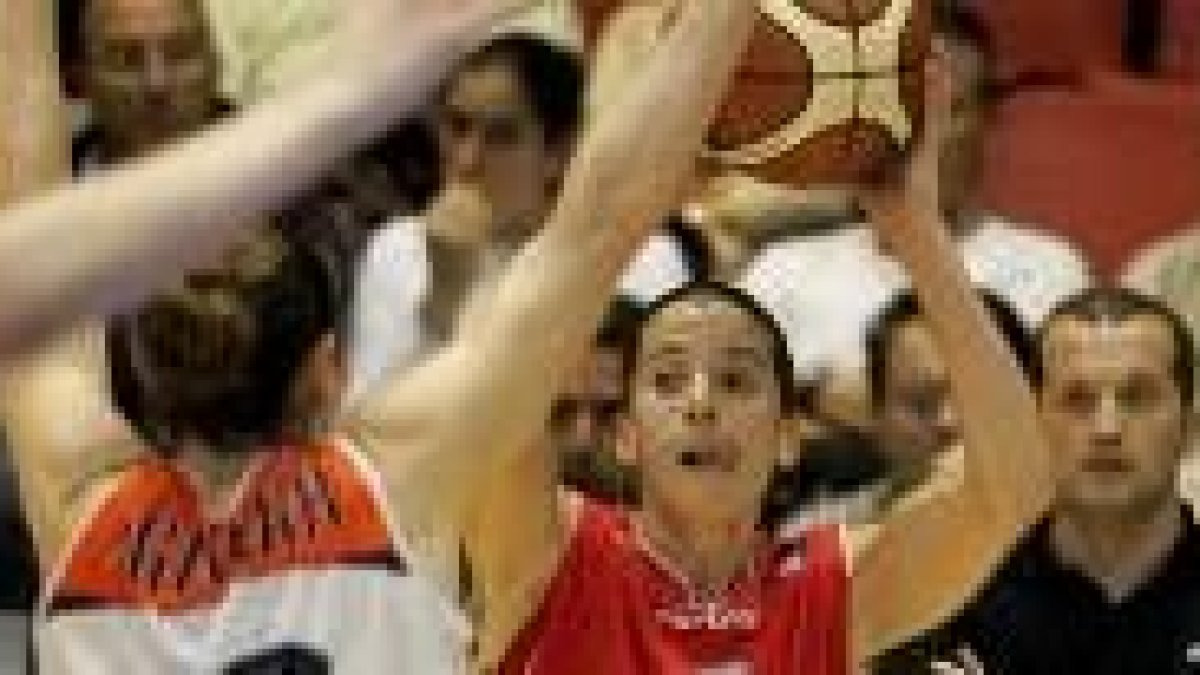 La base Mar Rovira y el entrenador Estrada, el año pasado ante el Ros
