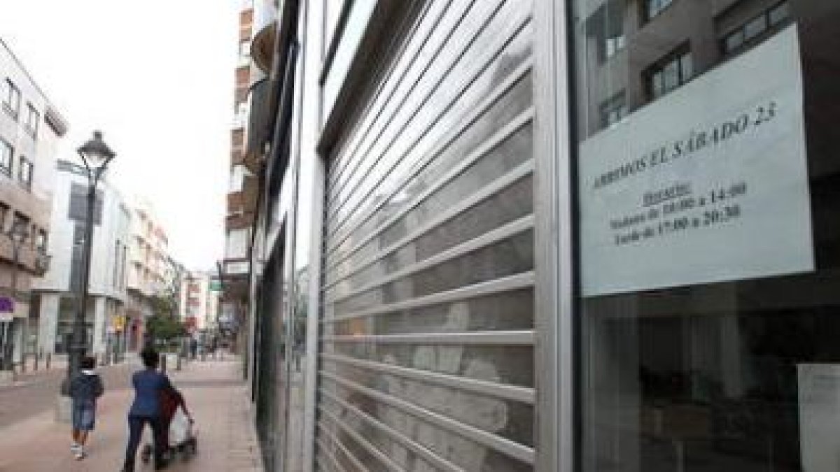 Las tiendas del centro de la capital berciana permanecieron el jueves cerradas y abren hoy.