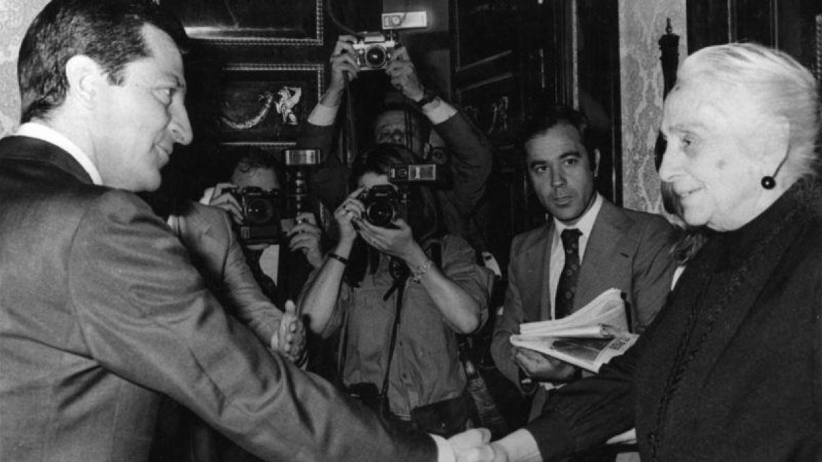 Imagen de archivo del presidente Adolfo Suárez saludando a Dolores Ibárruri, la Pasionaria, rodeados de medios gráficos.
