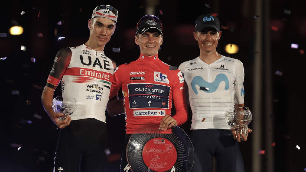 Remco Evenepoel en lo alto del podio de la Vuelta escoltado por Juan Ayuso y Enric Mas. JAVIER LIZÓN