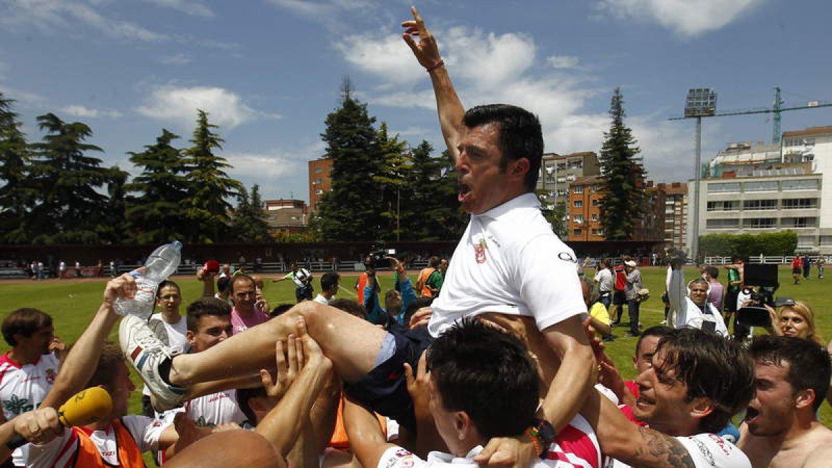 Luis Cembranos es manteado por sus jugadores al término del encuentro en plena celebración del ascenso por parte de los integrantes de la Cultural.
