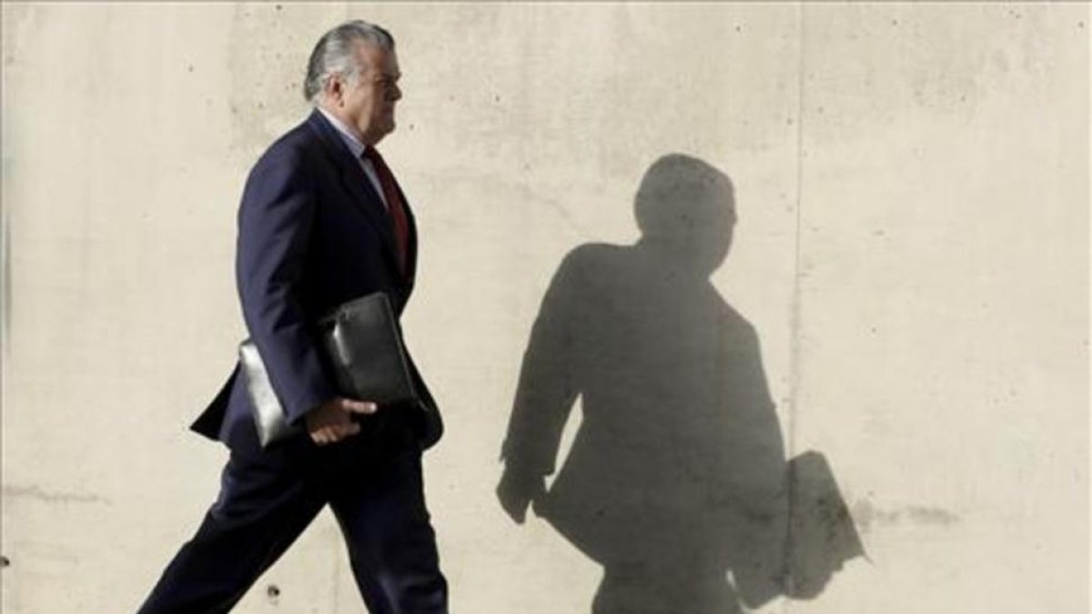 El extesorero del PP Luis Bárcenas se dirige al juicio del 'caso Gürtel'.