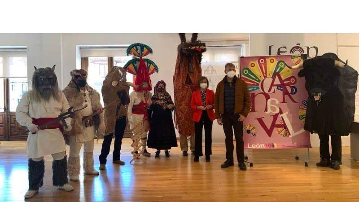 Evelia Fernández, con representantes de los antruejos, ayer en la presentación del Carnaval. DL