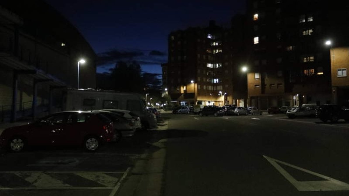 Una calle de León en horario nocturno, alumbrada con el sistema de luz artificial. MARCIANO PÉREZ