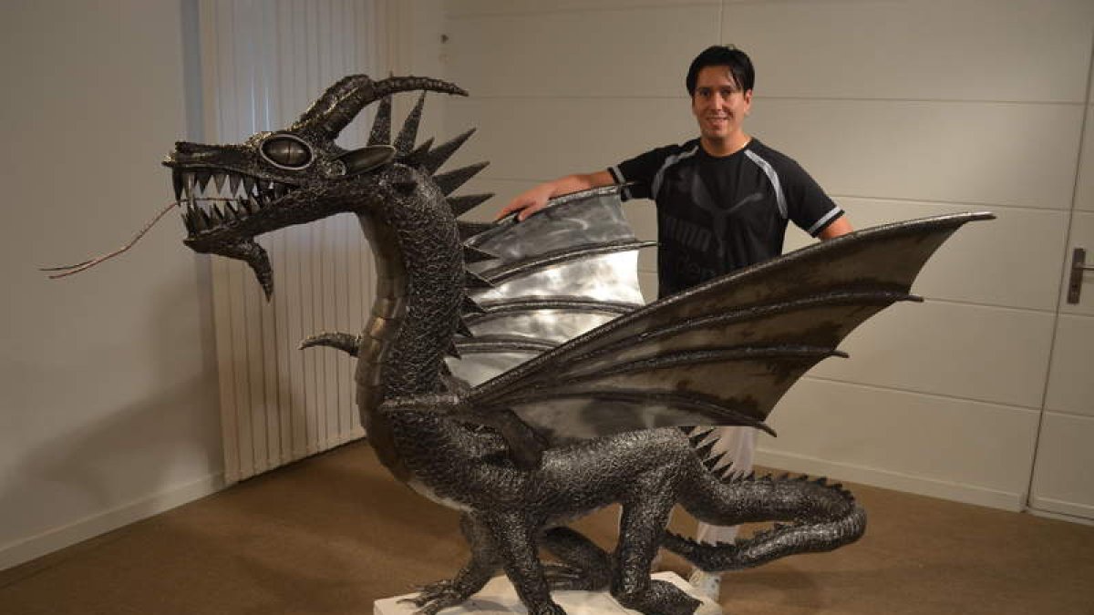 El concejal Omar Savaria, con el impresionante dragón. MEDINA
