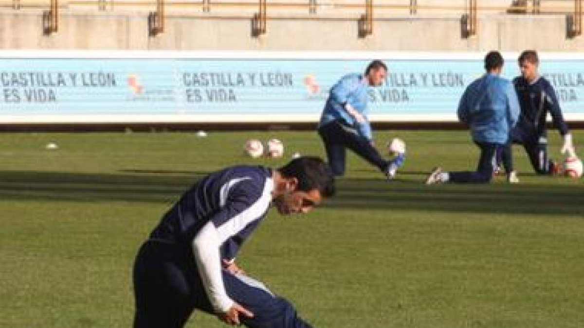 Marín, en primer término, se arrodilla para ejecutar un ejercicio de estiramiento.