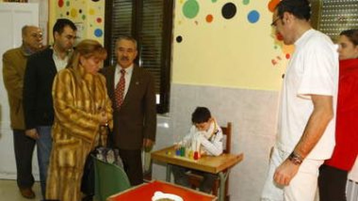 Un momento de la visita que ayer realizó Carrasco a uno de los centros de Aspace.