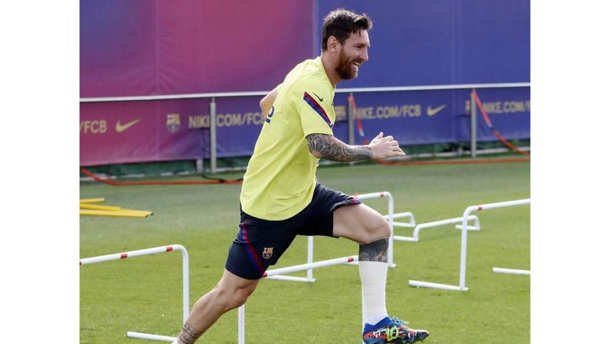 Messi lucía ayer un bendaje en su pierna izquierda. FCB