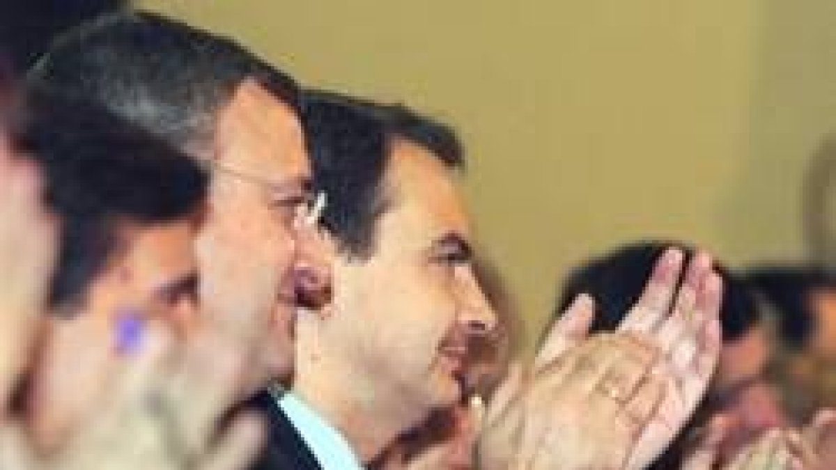Zapatero aplaude durante la celebración del debate «Estado y democracia» celebrado en Madrid