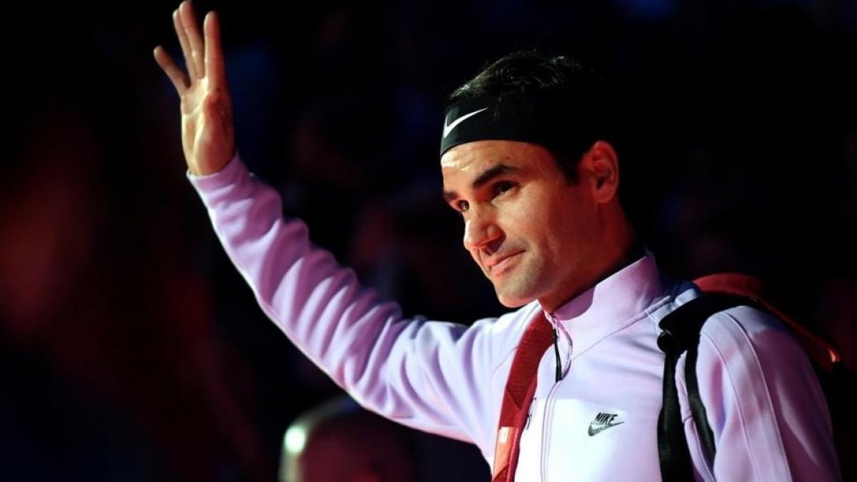 Roger Federer saluda en el O2 Arena de Londres.