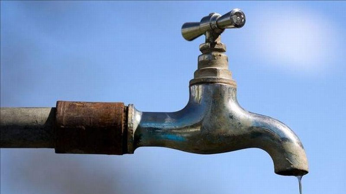 Una gota de agua en un grifo.