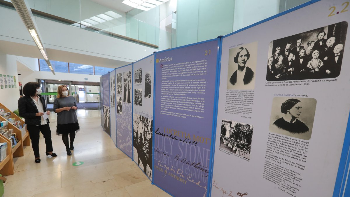 Adelina Rodríguez y Pilar Marqués, en la inauguración de la exposición. ANA F. BARREDO