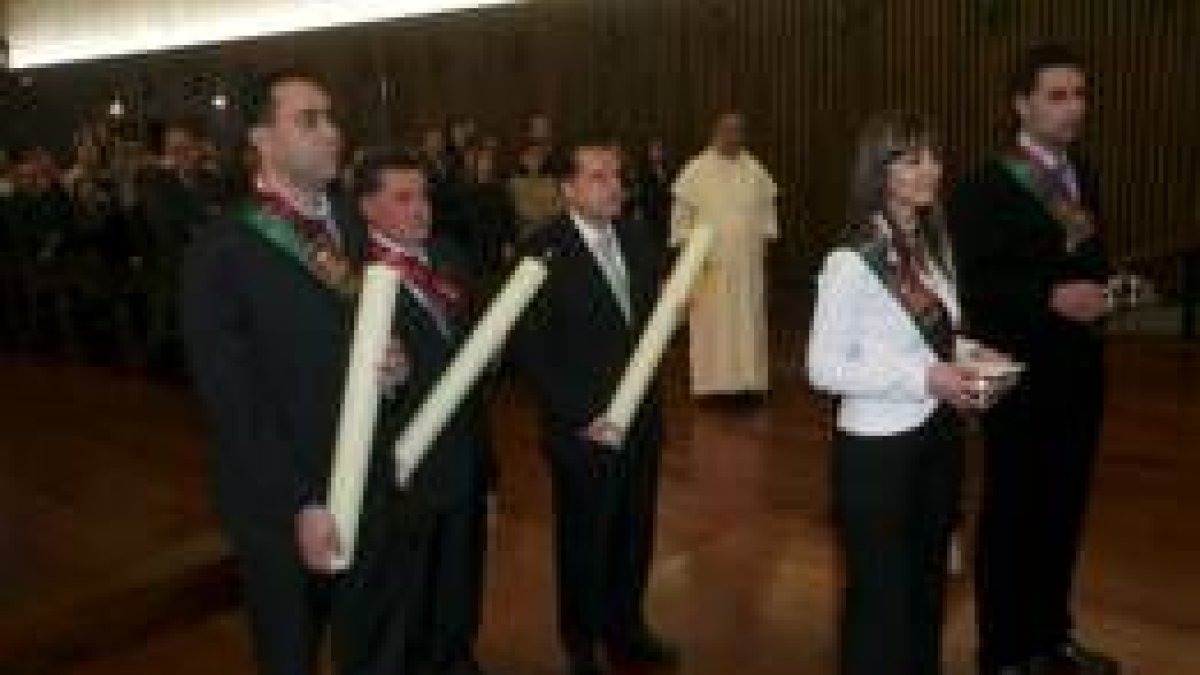 El alcalde Amilivia y otros representantes políticos durante la ofrenda