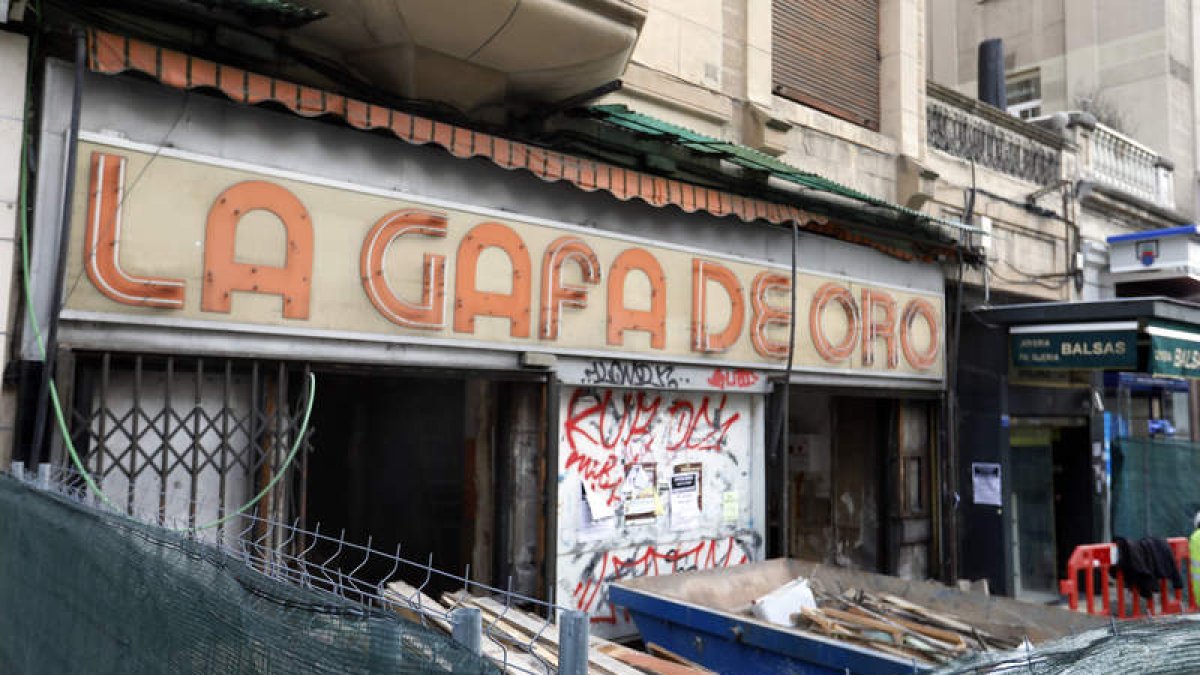 De momento, el cartel de La Gafa de Oro resiste, pese a la remodelación del local que ocupó desde 1925. MARCIANO PÉREZ
