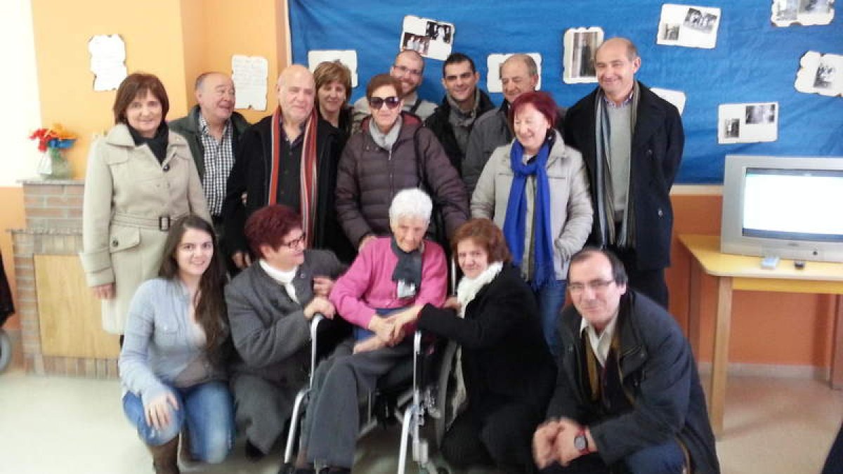 La nueva centenaria, con su familia en el cumpleños que celebró en la residencia de Toreno.