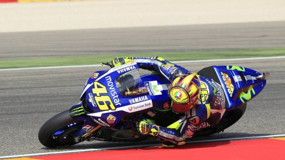 El piloto italiano Valentino Rossi, de Movistar, durante la prueba clasificatoria de Moto GP celebrada hoy en el circuito turolense de Motorland.